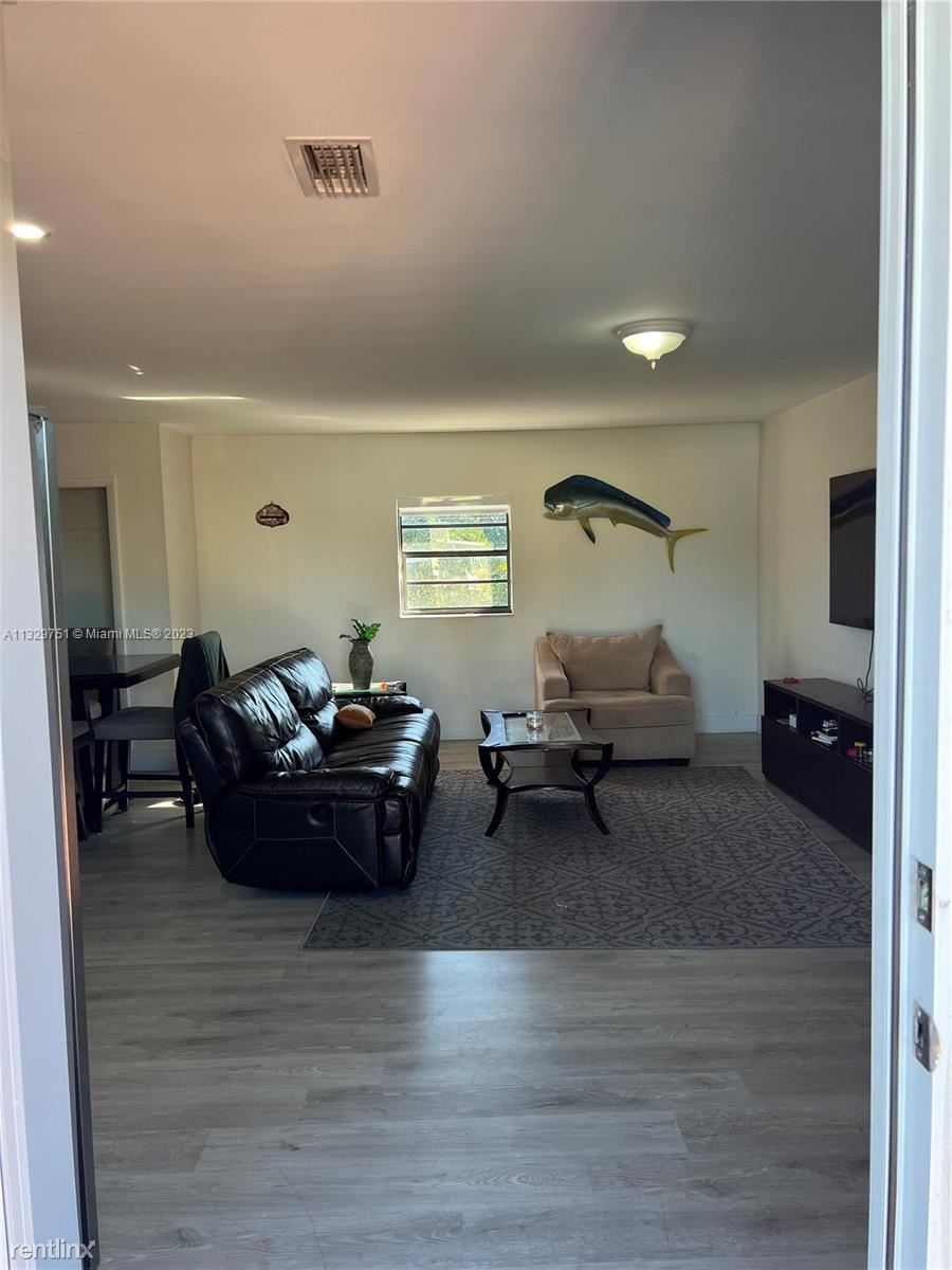 840 E 11th Pl